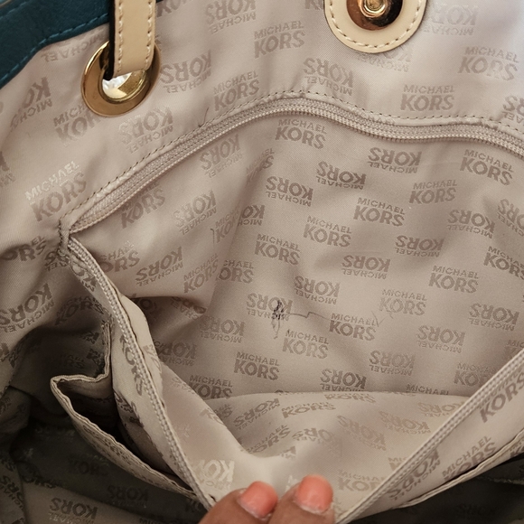 Michael Kors Women Jet Set in Teal Leather Zip Tote Bag with Logo Charm - Picture 13 of 14